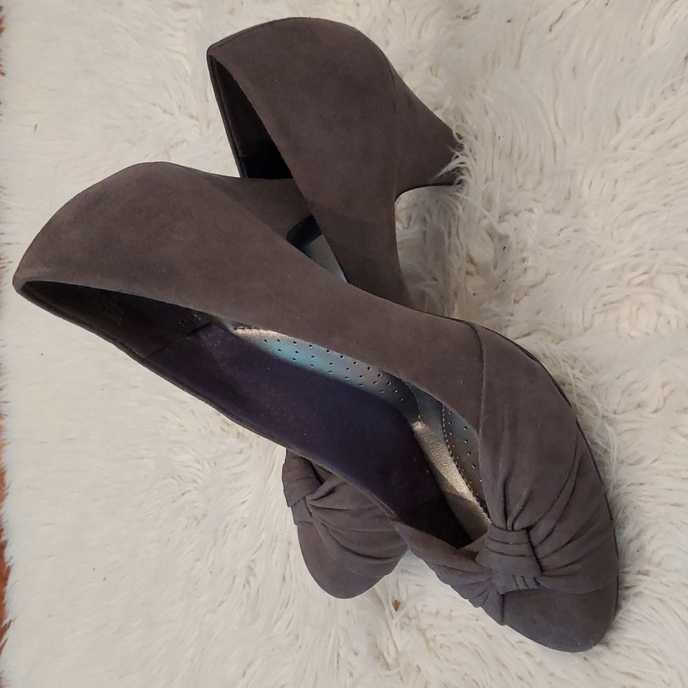 Shoes - Picture 2 of 6